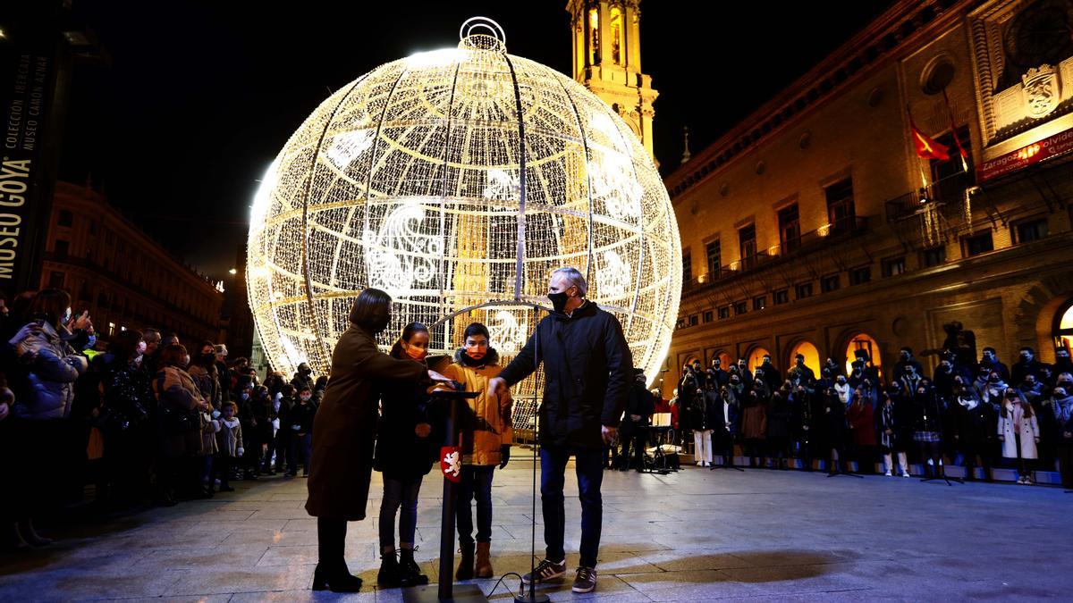 La gran bola iluminada de la plaza del Pilar es la novedad de este año.