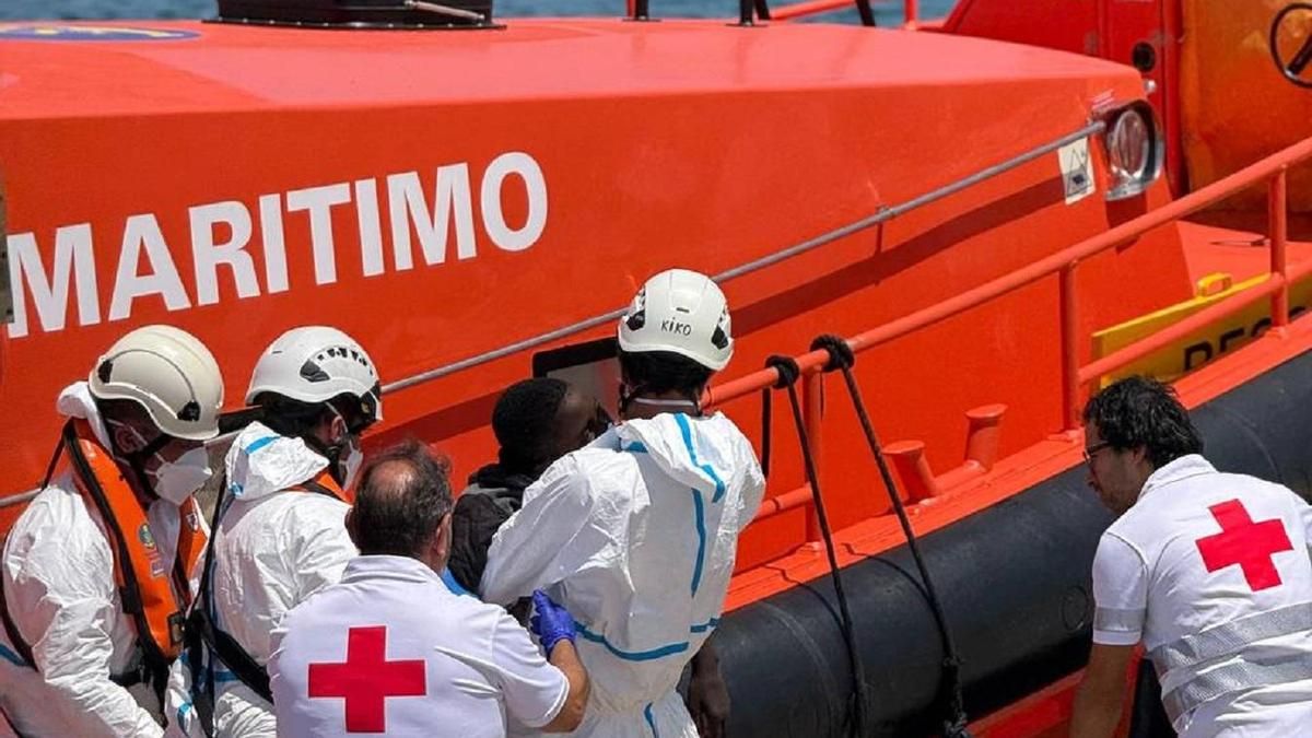 Llegada de la embarcación de salvamento al Puerto de Alicante con los rescatados, en un estado de extrema debilidad