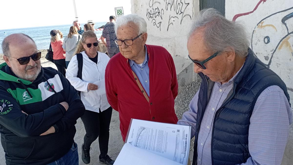 Los dirigentes vecinales de Pedregalejo, con la documentación de la Junta y Costas sobre las obras del paseo marítimo.