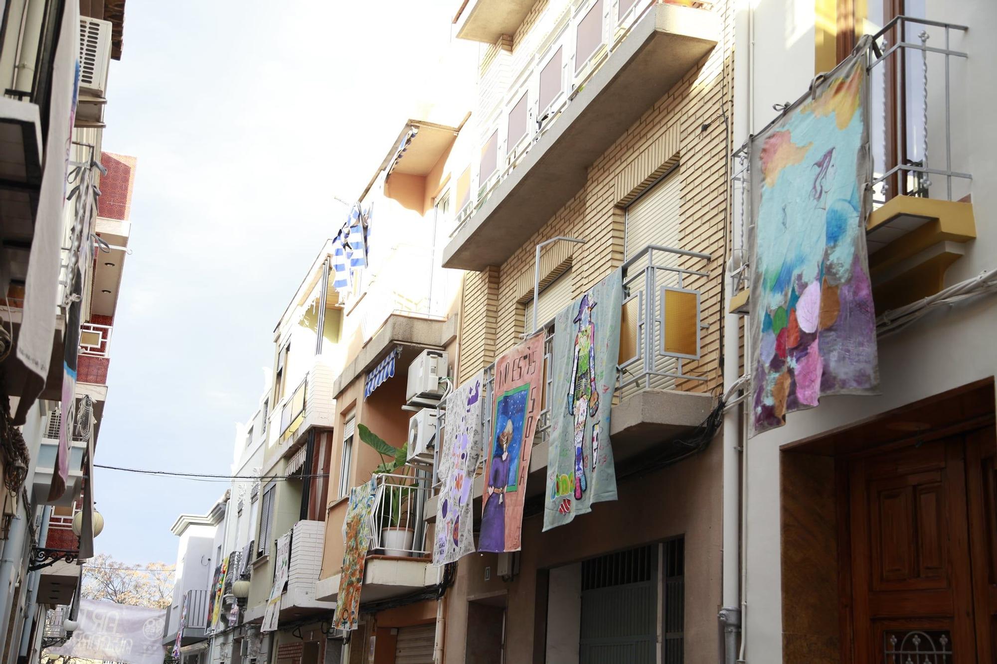 El feminismo   se reivindica   en los balcones   de Picanya