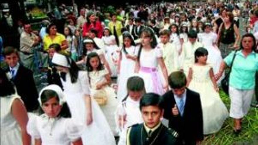 Cientos de niños desfilan en la procesión del Corpus