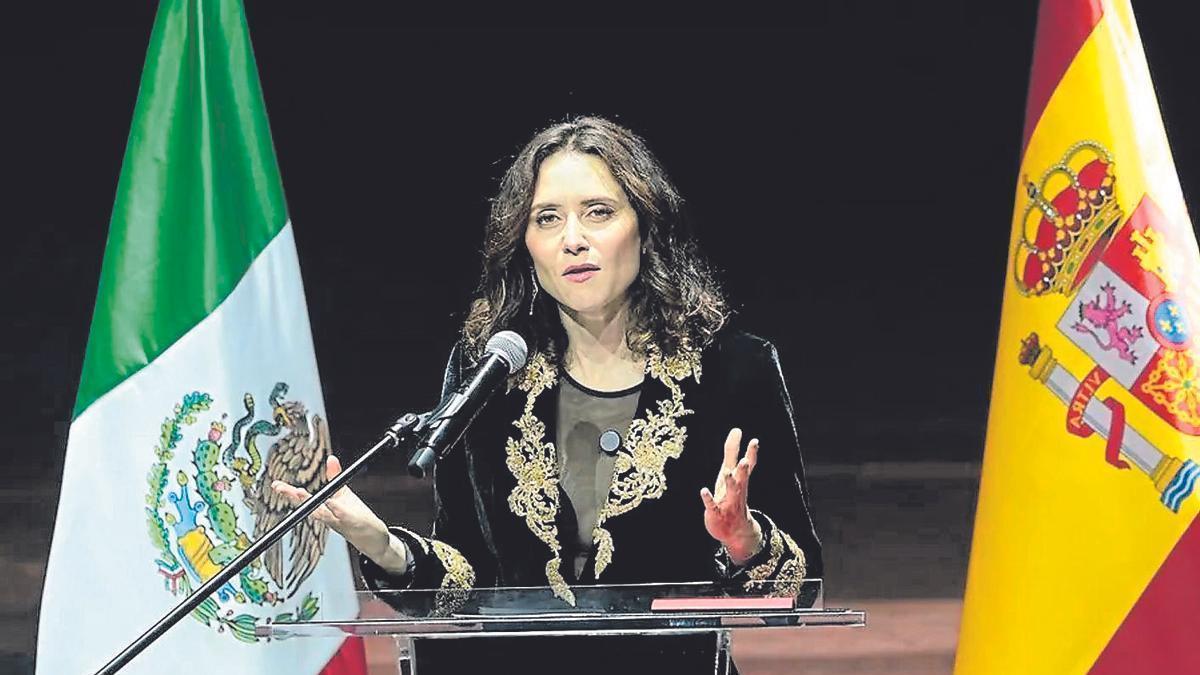 La presidenta de la Comunidad de Madrid, Isabel Díaz Ayuso, hablando durante la ‘Celebración por la Evangelización y el Mestizaje en México Malinche y Cortés’, en Ciudad de México (México).