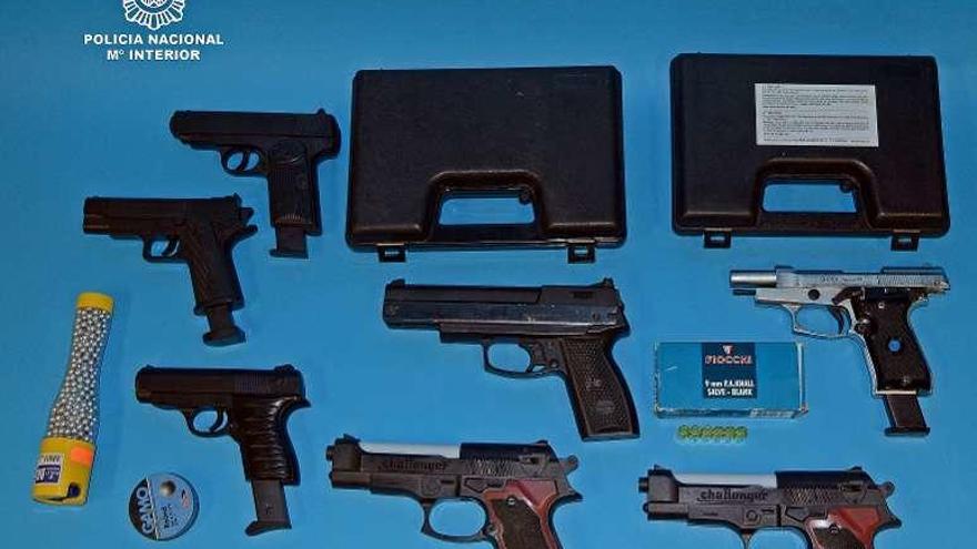 La Policía halla 7 pistolas a un ourensano que se puso a disparar en su  piso de noche - Faro de Vigo