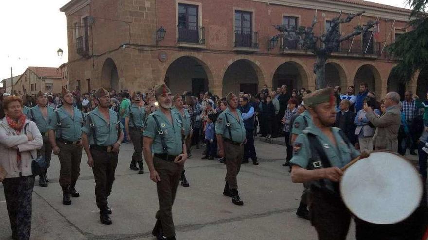 Los antiguos caballeros legionarios de Valladolid, el pasado Jueves Santo en Villanueva del Campo.