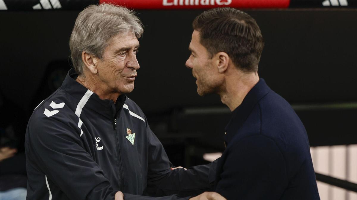 Xabi Alonso saluda a Manuel Pellegrini antes del partido de LaLiga entre el Real Madrid y el Betis en el estadio Santiago Bernabéu.