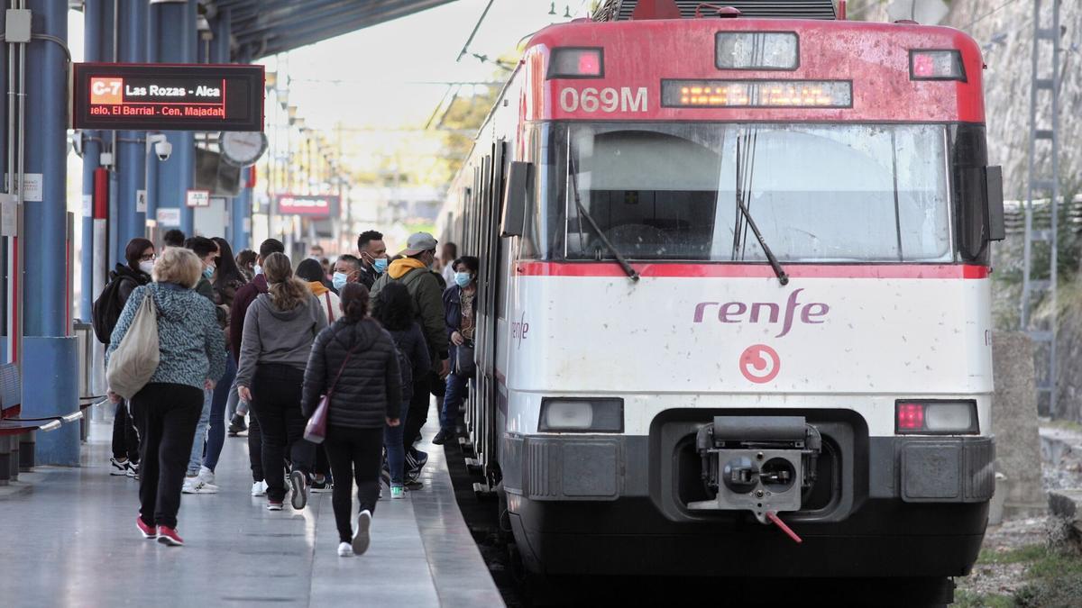 Varias personas entran en un tren de Cercanías.