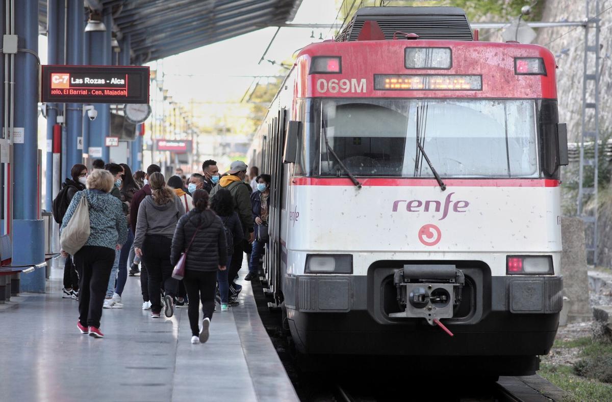 05/10/2020 Varias personas entran en un tren de Cercanías en la estación madrileña de Príncipe Pío.