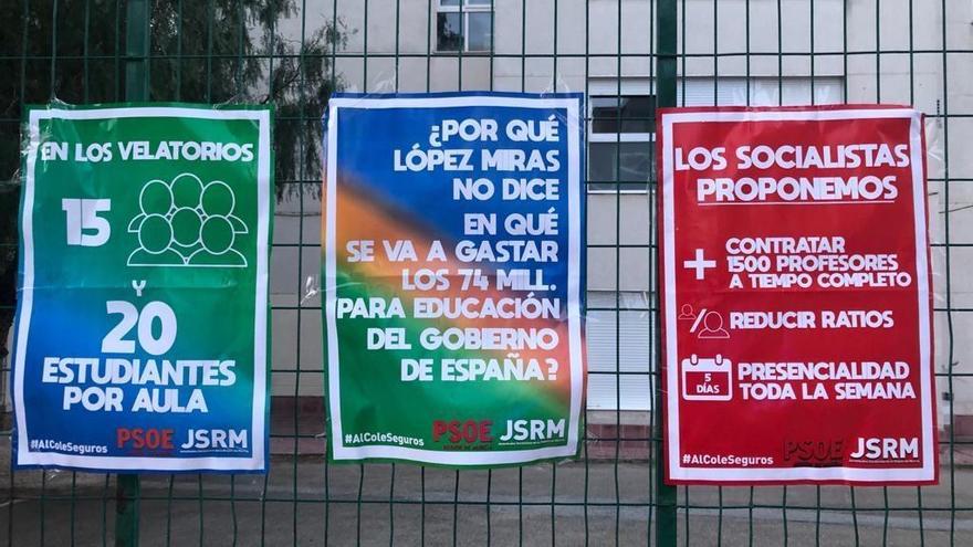Carteles propagandísticos en la entrada de un colegio de la Región.