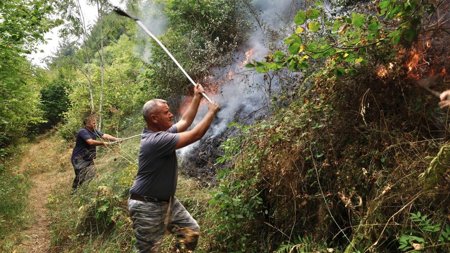 La lluvia acude al rescate en la lucha contra los incendios en Asturias: esta es la situación en la región