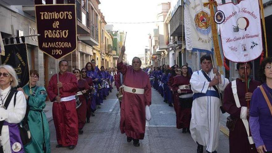 La Exaltación del Bombo de Moncofa cumple 20 años con 800 participantes