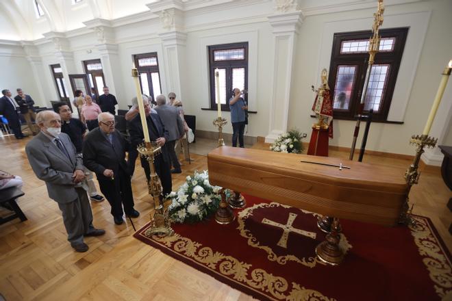 Luis Romero, cuñado de Don Gabino, Don Avelino, que acaba de cumplir 100 años y el director de la casa sacerdotal, José Antonio González Montoto, ante el féretro.