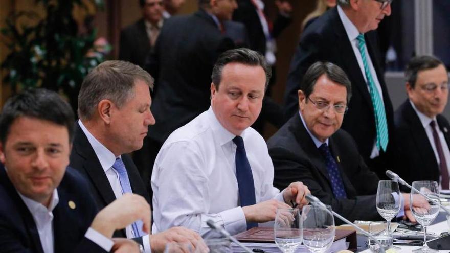 Cameron (en el centro), durante la cena del viernes en Bruselas.