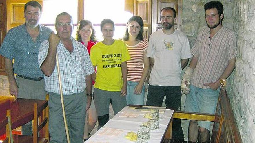 Por la izquierda, Jesús Gutiérrez y el pastor Manuel Valle, junto a los alumnos de la Escuela de Pastores, la compañera de uno de ellos y una monitora.