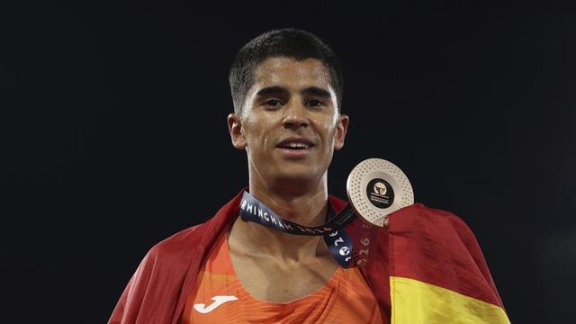 Mohamed Attaoui celebra la medalla de bronze en 800 que va guanyar ahir en els Europeus de Birmingham. | ADAM VAUGHAN / EFE
