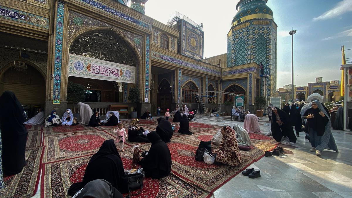 Mujeres en el exterior de la mezquita del Imam Zadeh Saleh en la zona norte de Teherán.