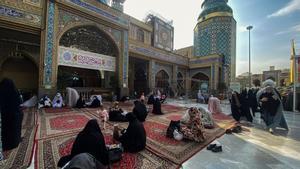 Mujeres en el exterior de la mezquita del Imam Zadeh Saleh en la zona norte de Teherán.