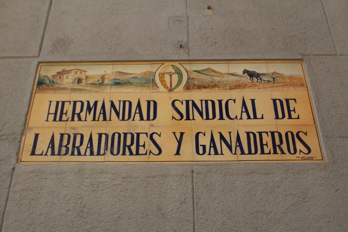 Una placa amb el nom històric.