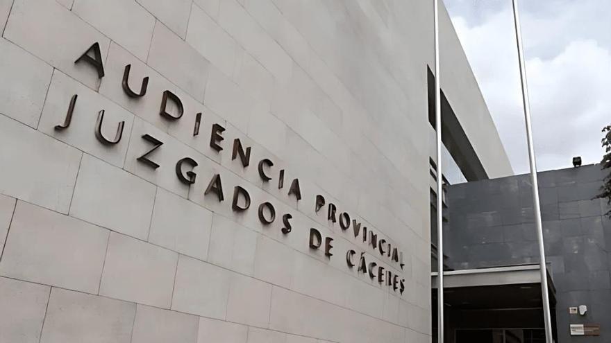 Amenazas de suicidio y falsas promesas: piden cinco años de prisión por una presunta estafa sentimental en Plasencia