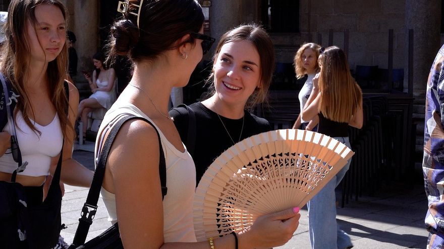 El calor da un ligerísimo respiro en Santiago este martes mientras pone en alerta al sur de Galicia