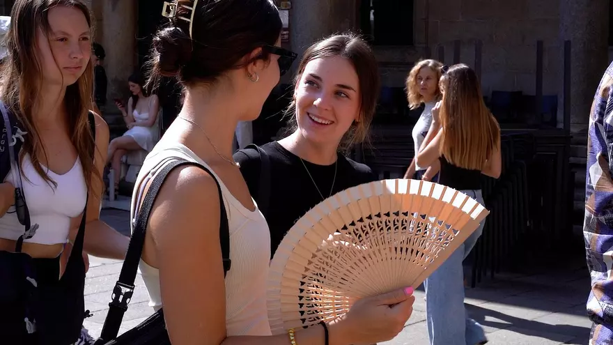 El casco viejo de Santiago, entre turistas y temperaturas récord