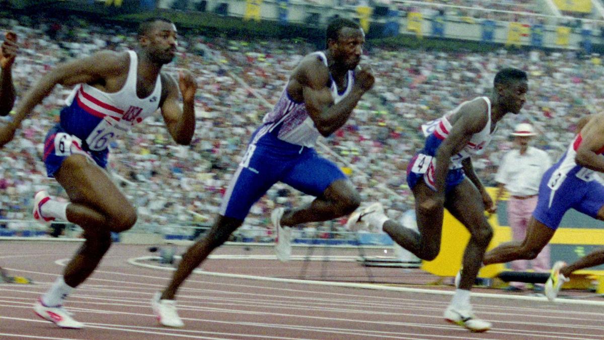 Linford Christie en la parte central de la imagen durante la salida de la final de los 100 metros lisos en los Juegos Olímpicos de Barcelona en 1992. Fotografía de Jordi Cotrina