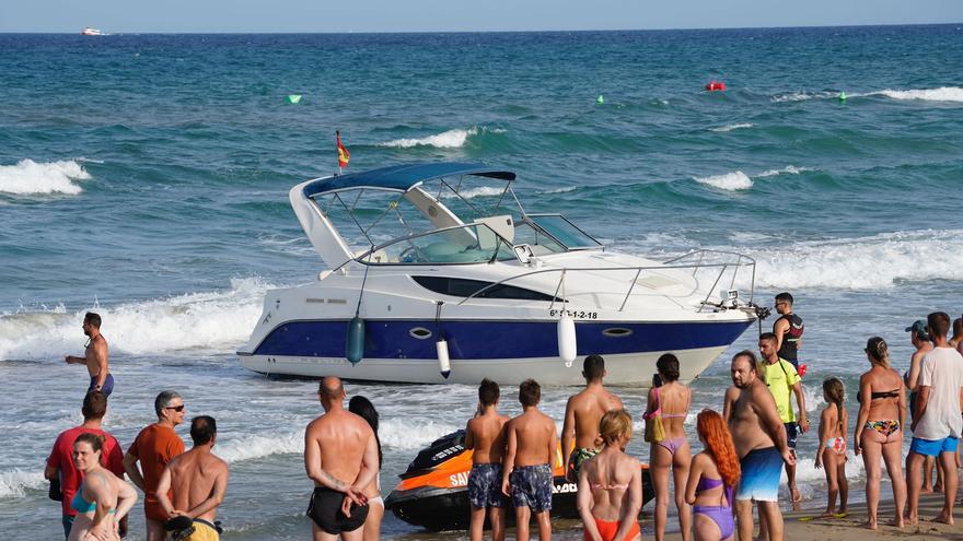 Salvamento Marítimo asiste a una embarcación encallada en Arenales