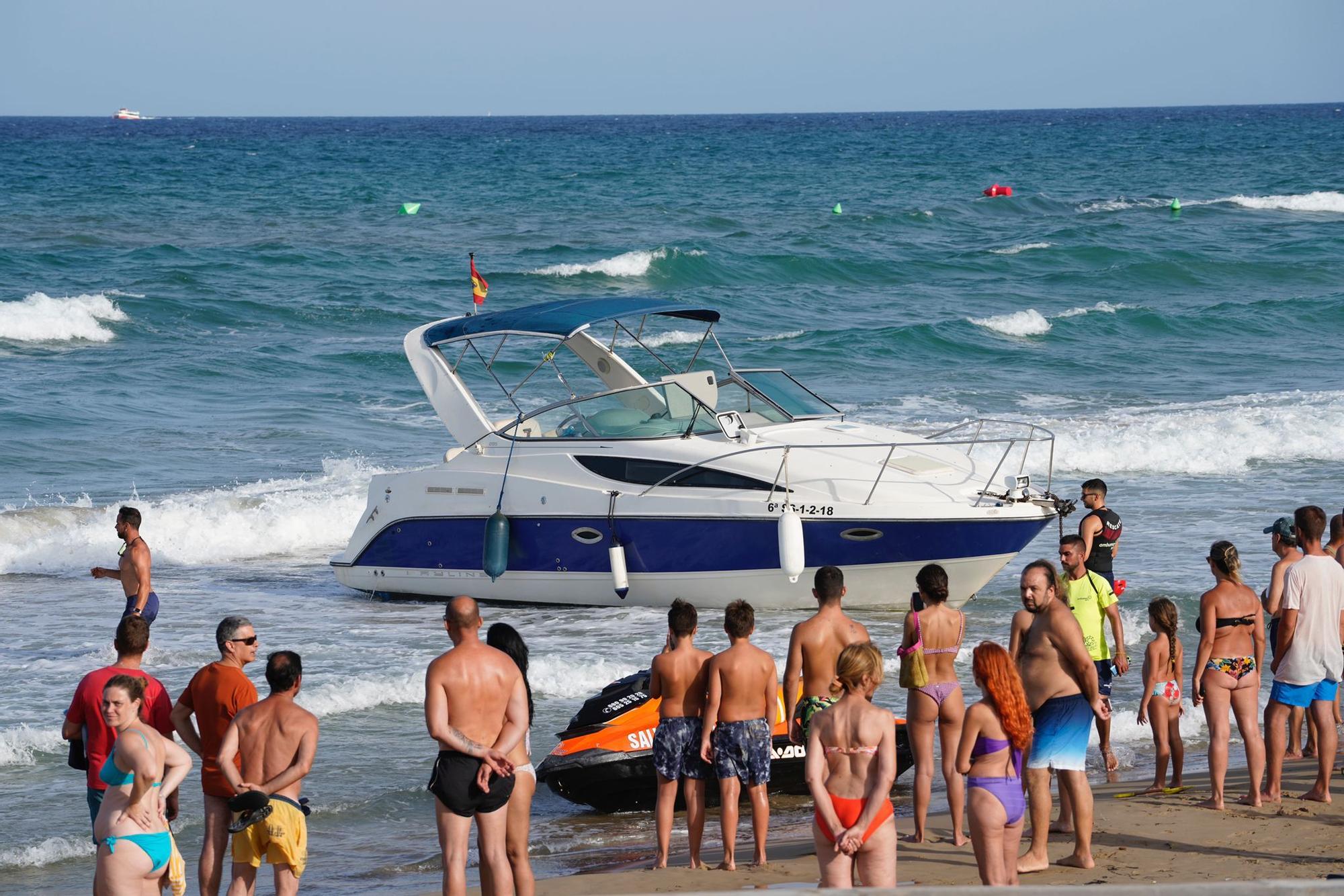 Una embarcación se queda encallada en una playa de Arenales del Sol