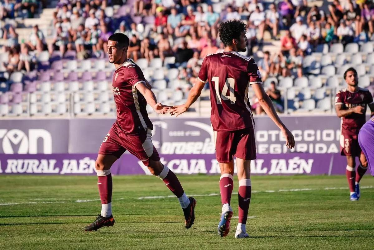 Víctor Sánchez celebra con Adnane Ghailan el primer gol del Córdoba CF.