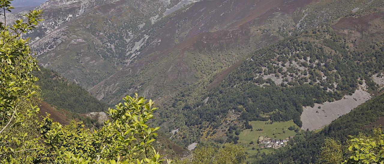 Paisaje de Ibias, uno de los concejos de muy baja densidad de población de Asturias. | Ángel González