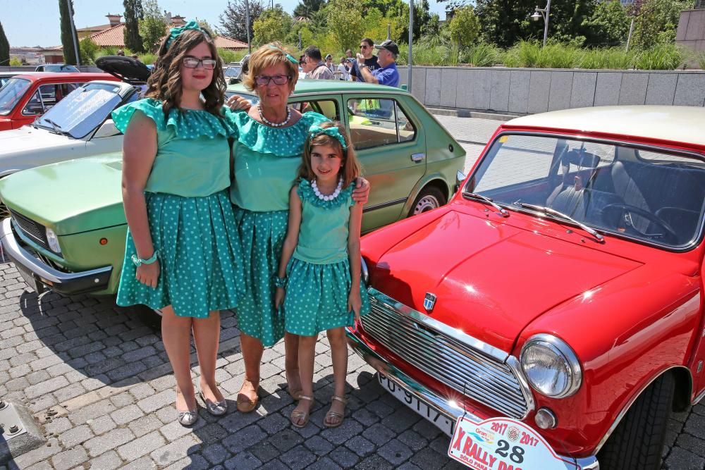 La prueba de coches clásicos reúnen en Vigo a 66 mujeres participantes de todas las edades