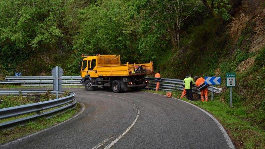 Últimos flecos de la reparación de la carretera del Fitu antes de la prueba deportiva