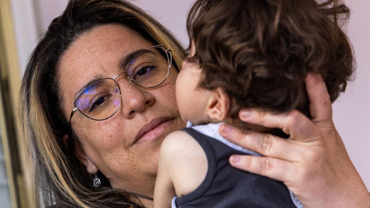 Jovana Reyes con el pequeño Martín.