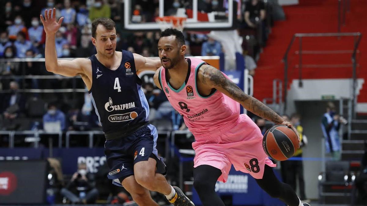 El polivalente Adam Hanga, defendido por Kevin Pangos