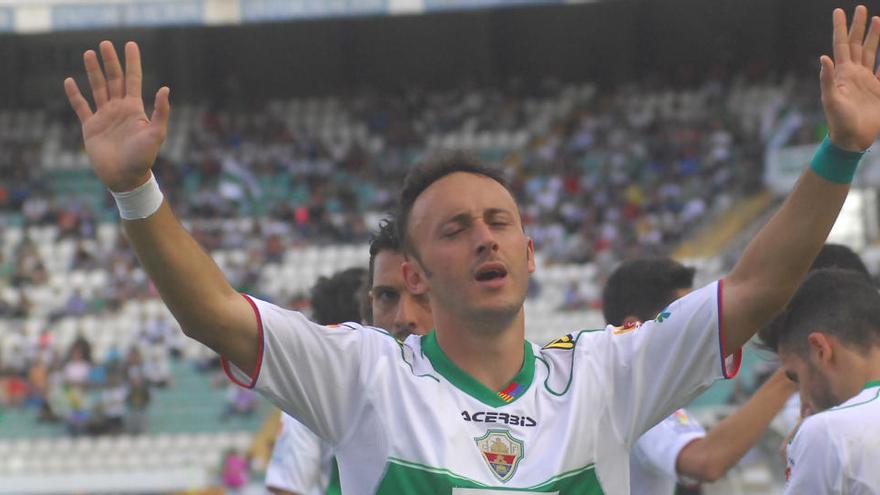 Jordi Xumetra celebra uno de sus últimos goles con el Elche en junio de 2013