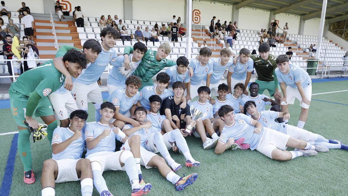 Los jugadores del Celta celebran el triunfo sobre el césped de Santa Isabel.