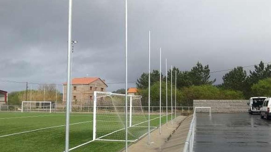 Los postes para colocar la red de protección del campo de fútbol.