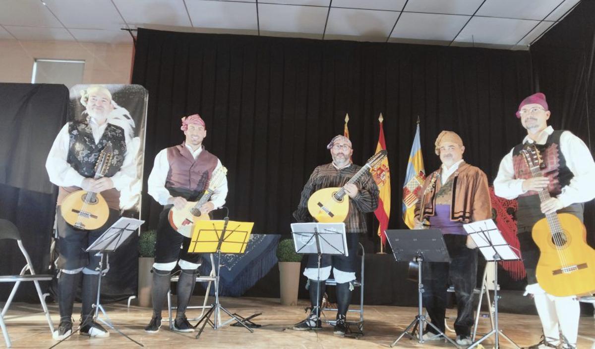 La rondalla Entre Cuerdas también aportó su granito de arena al concurso. | SERVICIO ESPECIAL