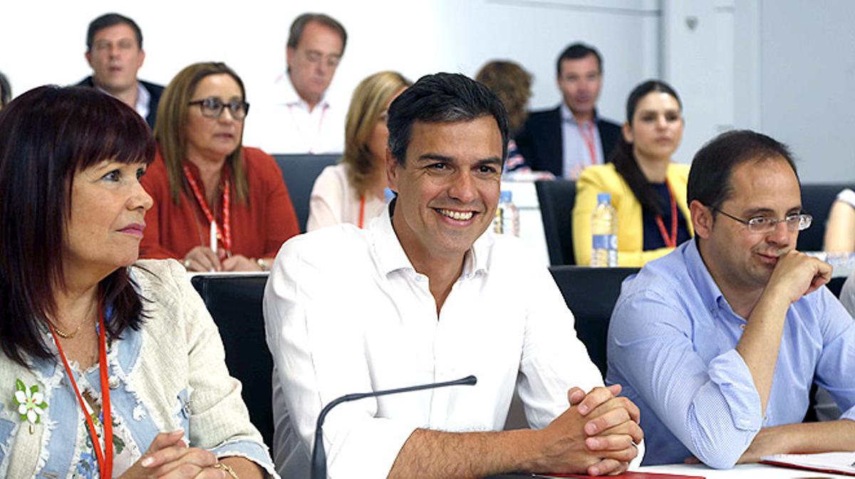 El verdadero frente es el del PP contra la clase media trabajadora, afirma Pedro Sánchez, líder del PSOE, en el comité federal del partido.