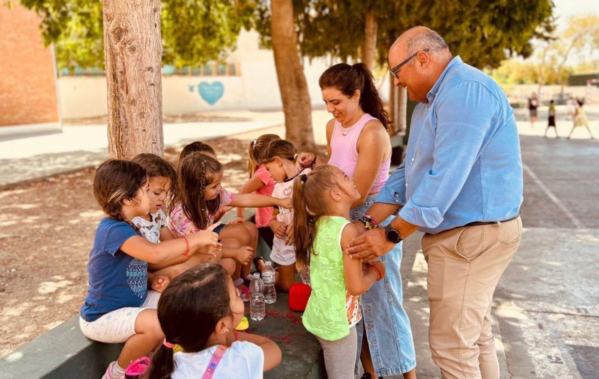 El alcalde, con algunos de los niños que han participado en campamentos. | L.O.