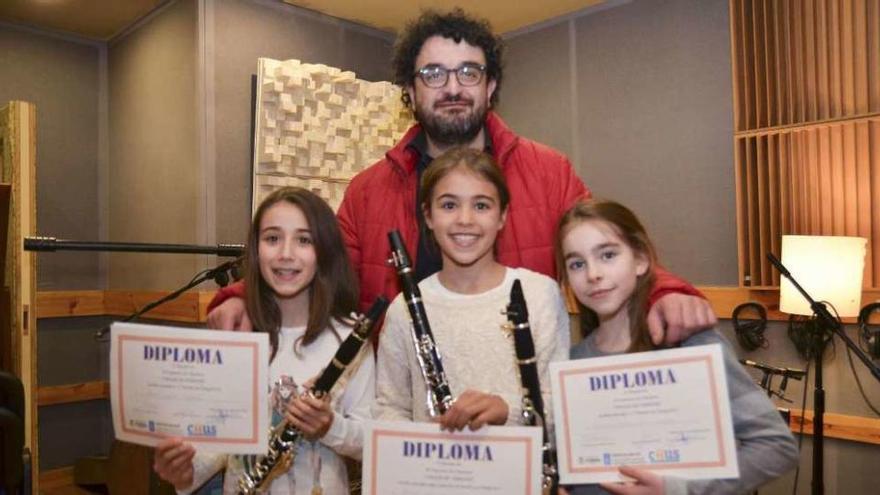 Las tres alumnas de la Escuela de Músicos premiadas, con su profesor, Xocas Meijide.