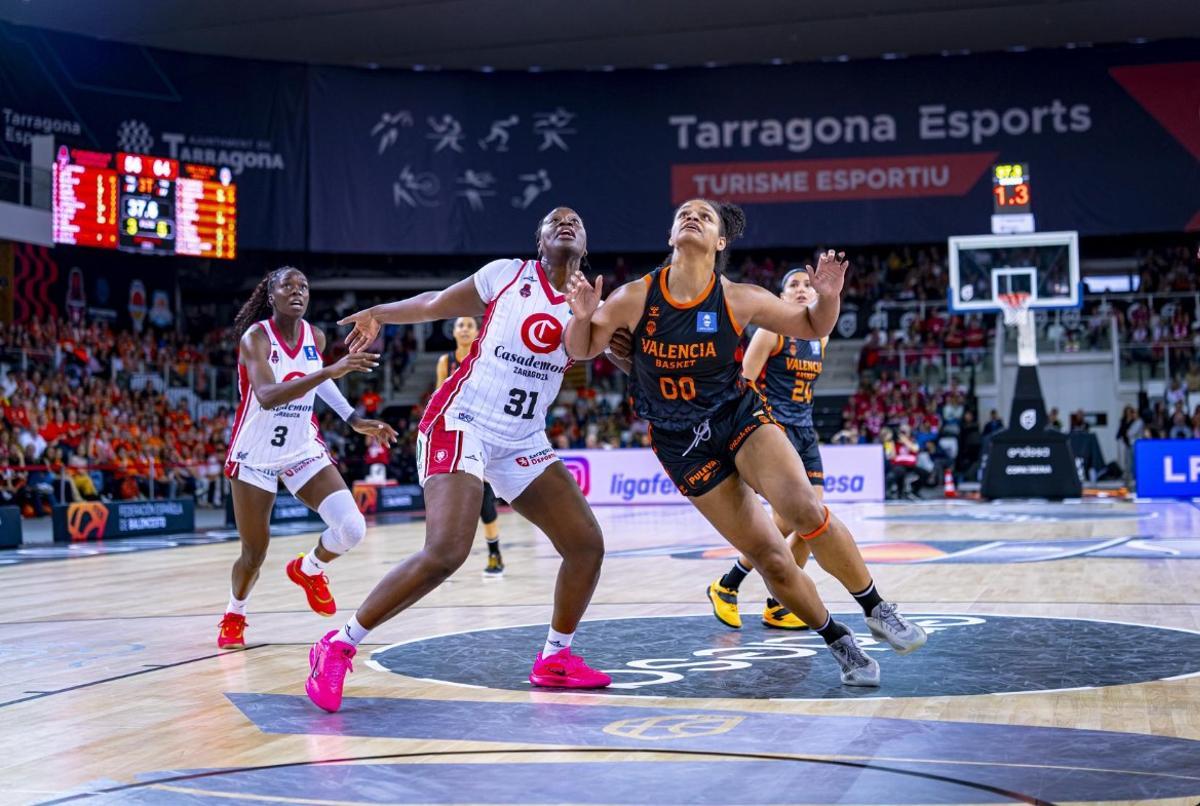 Khaalia Hillsman, un portento bajo el aro e infalible en los tiros libres (10 de 10).