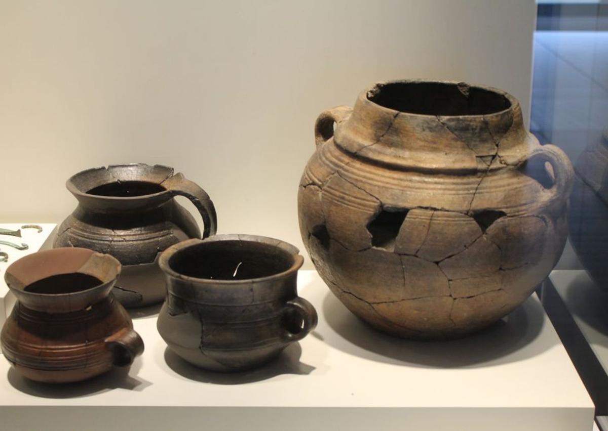 Vasilla e cuncas atopadas nas escavacións que se mostran no Museo de Pontevedra.