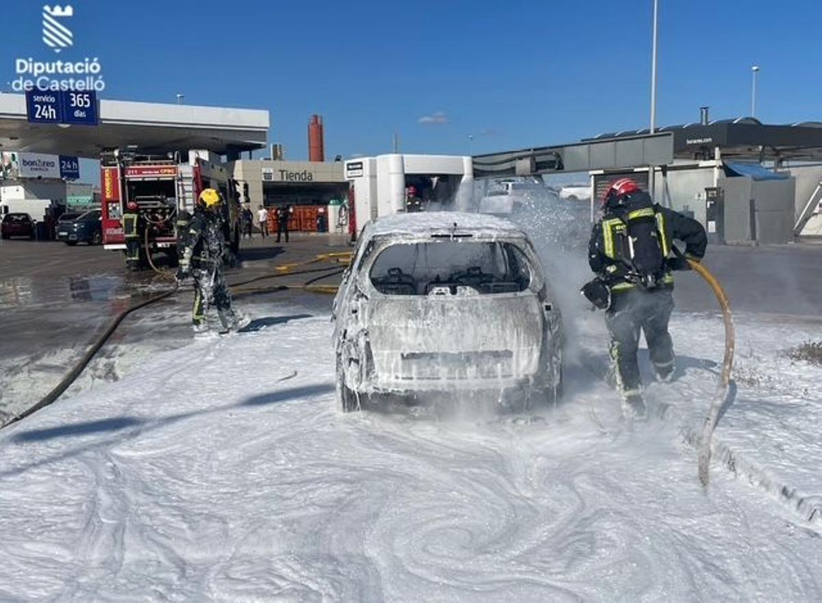 Imagen del estado en que ha quedado el coche incendiado en Vila-real.