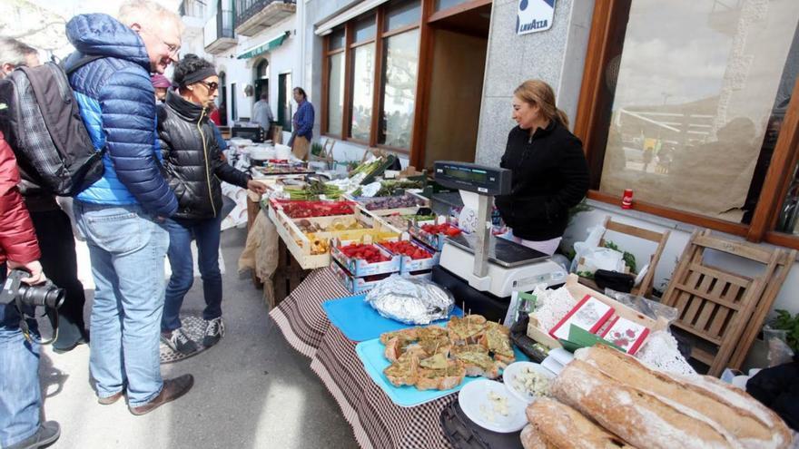 Les parades artesanes oferint tastets elaborats amb espàrrecs en la 9a edició de la Fira