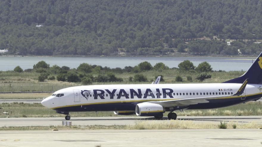 Imagen de archivo de un avión de Ryanair en el aeropuerto de Ibiza.