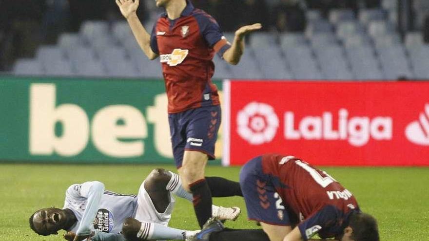 Pione Sisto y un jugador de Osasuna se duelen en presencia del excéltico Oier.  // Ricardo Grobas