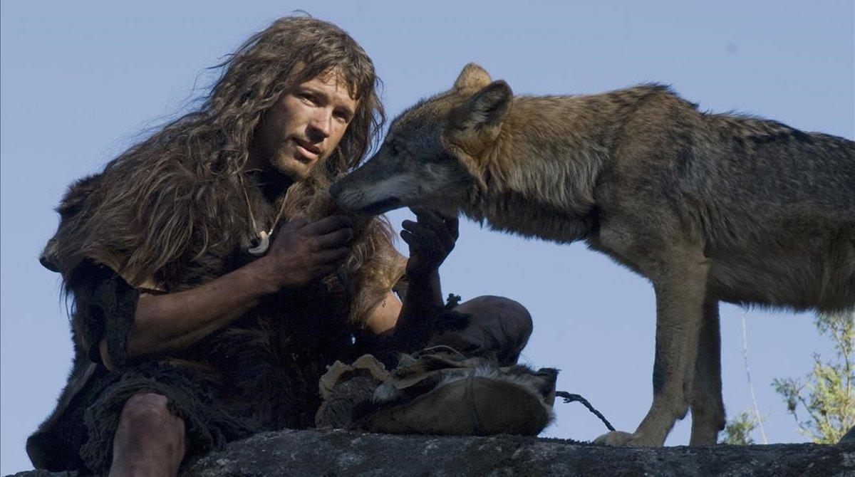 Justin, el niño al que criaron como un perro
