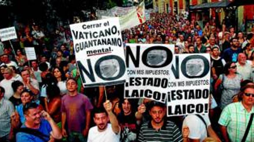 La protesta de miles de laicistas encrespa la visita de Benedicto XVI