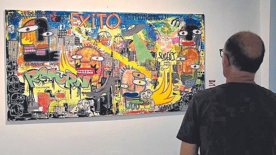 Un visitante observa una de las obras de la exposición de Gejo.