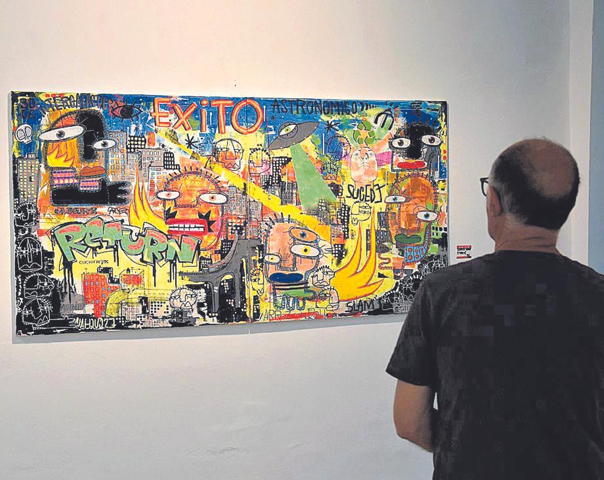 Un visitante observa una de las obras de la exposición de Gejo.
